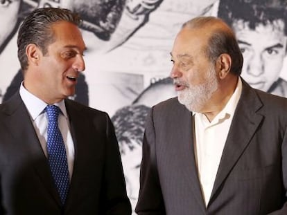 El magnate mexicano Carlos Slim, a la derecha, junto a su hijo Carlos Slim Domit.