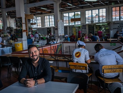 Tulio Zuluaga posa para un retrato en la plaza de mercado de La Perseverancia en Bogotá, el 7 de febrero del 2023.