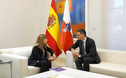 El presidente del Gobierno, Pedro Sánchez, se reúne con la jefa del Ejecutivo de Cantabria, María José Sáenz de Buruaga, este viernes en La Moncloa.