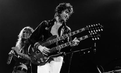 Jimmy Page toca la guitarra de dos mástiles con Led Zeppelin.