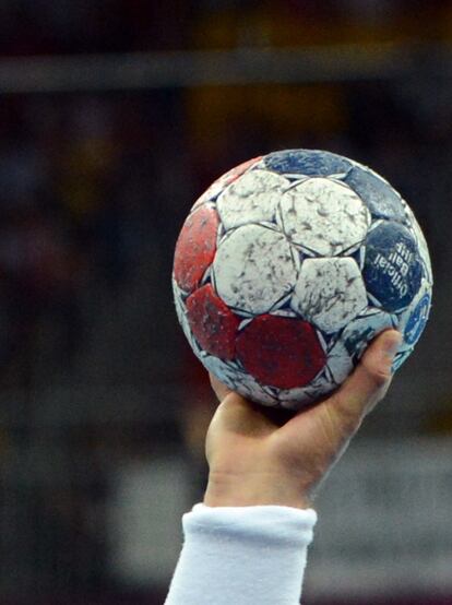 Detalle de la pelota utilizada en la final de balonmano entre Francia y Suecia.