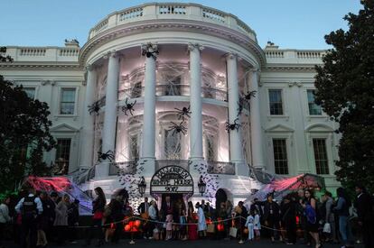 Arañas gigantes colgadas de la fachada de la Casa Blanca decoran la residencia presidencial.