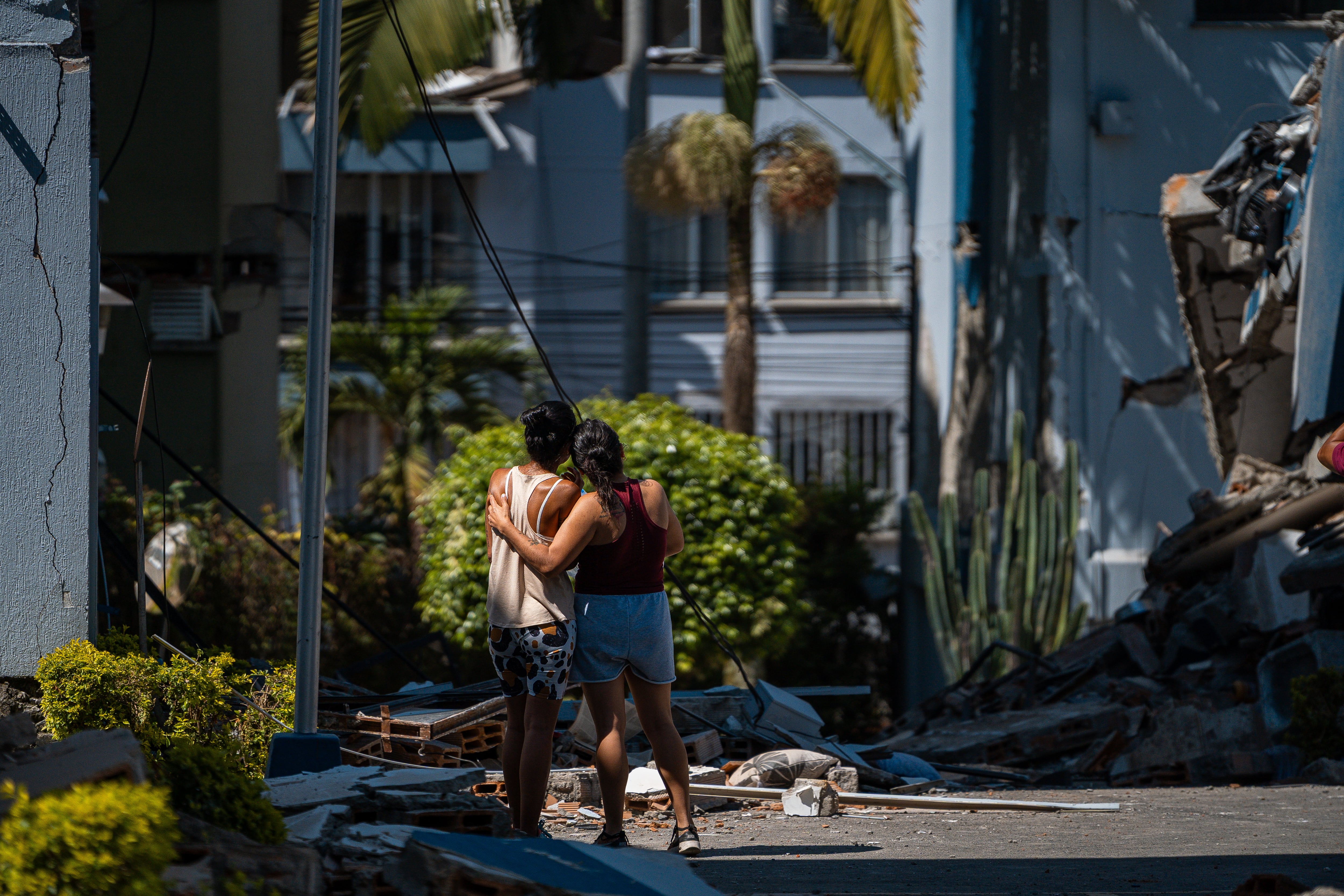 Habitantes de un conjunto residencial observan los restos de sus casas afectadas por el terremoto, en Pereira, Colombia, el 11 de agosto.
