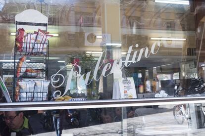 El logo del bar, visible desde la Calle Pez, es un verdadero emblema de la cultura 'malasañera', que cada vez está más golpeada por la gentrificación.