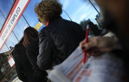 Mujeres en la cola de una oficina de empleo en Madrid. 