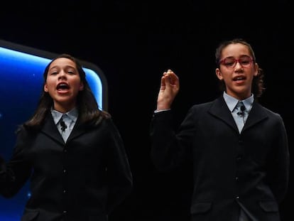 Momento en el que los niños de San Ildefonso han cantado el Gordo.