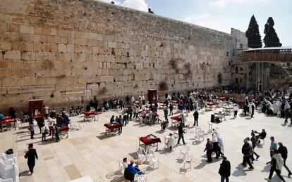 En la imagen, vista de El muro de las lamentaciones, el lugar más sagrado de Jerusalén donde los fieles judíos acuden a rezar.