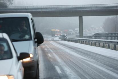 Vehículos atrapados por el hielo y la nieve en la AP-9 a la altura de Ordes (A Coruña).