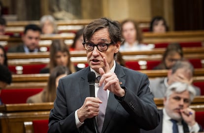 El presidente de la Generalitat, Salvador Illa, durante la sesión de control en el pleno del Parlament de Catalunya, este miércoles.