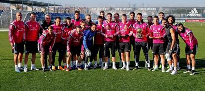 Cristiano Ronaldo posa junto a sus compañeros y el técnico Carlo Ancelotti con su tercer Balón de Oro, este martes.