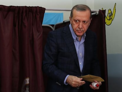 El president Erdogan després de dipositar el seu vot aquest diumenge a Istanbul.