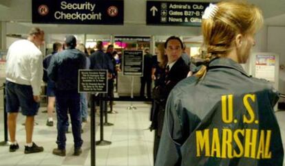 Una agente patrulla el aeropuerto de Boston.