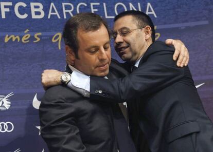 El presidente del Barcelona, Josep Maria Bartomeu, y su predecesor, Sandro Rosell.