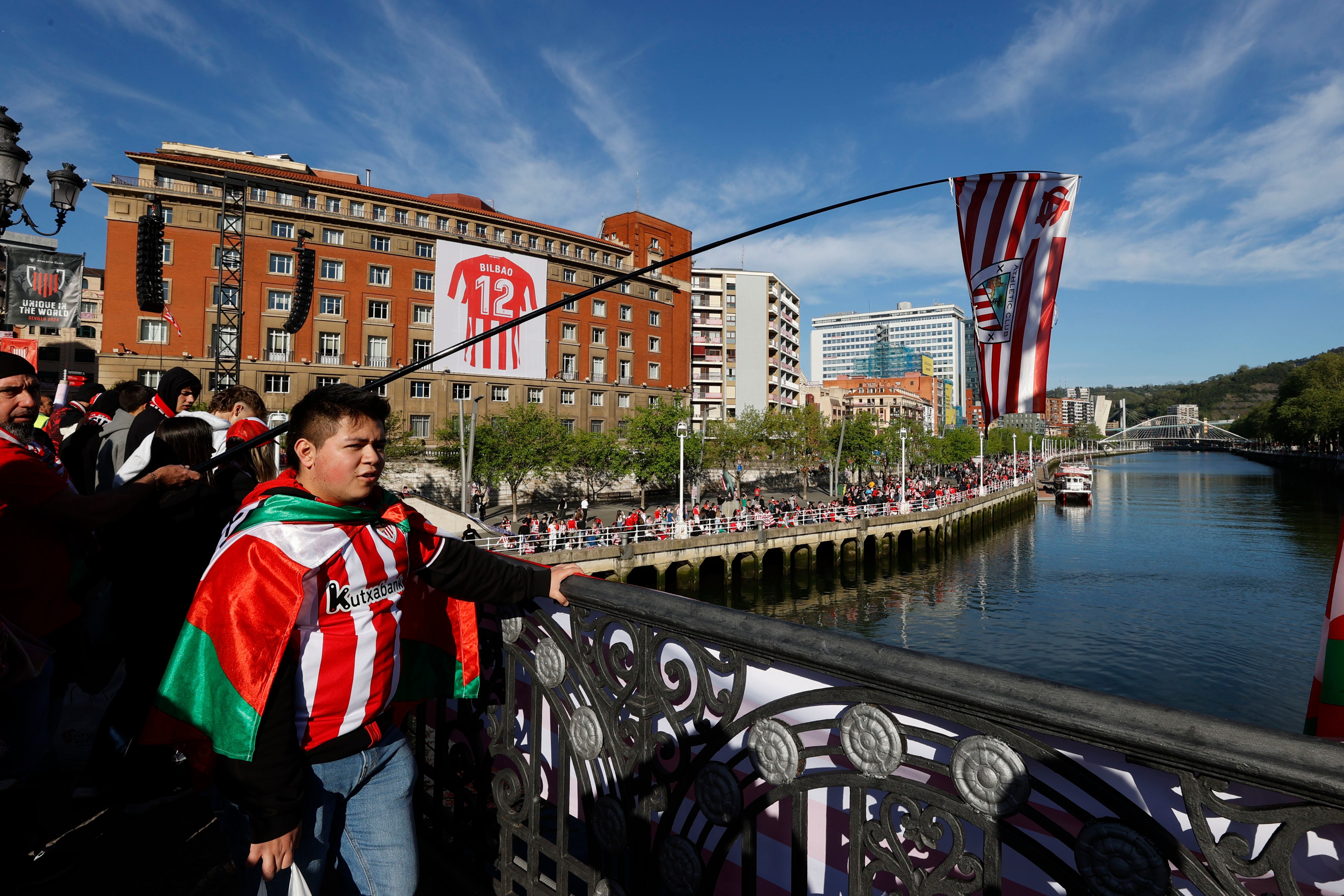 Aficionados del Athletic de Bilbao en los alrededores de la ría del Nervión donde su equipo celebrara la victoria en la final de la Copa del Rey.  