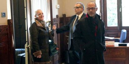 La esposa y el hijo de Fernández Villa, en la Junta General.