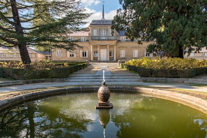 La Casita del Príncipe, construida para el futuro Carlos IV, representa un ejemplo perfecto de la elegancia neoclásica.