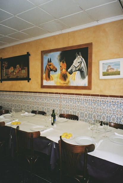 La decoración del interior del Mesón El Yeguas.