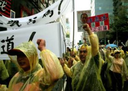 Pescadores taiwaneses protestan esta semana por la muerte a disparos de uno de los miembros de su gremio por parte de la Guardia Costera de Filipinas, en Taipei, Taiwan. La creciente indignación popular presiona al Gobierno y al Ejército taiwanés a tomar medidas más duras, lo que aumenta las tensiones.