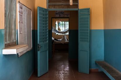 Un paciente descansa después de una cirugía en el hospital distrital de Mora, Camerún. Pincha en la imagen para ver la fotogalería completa.