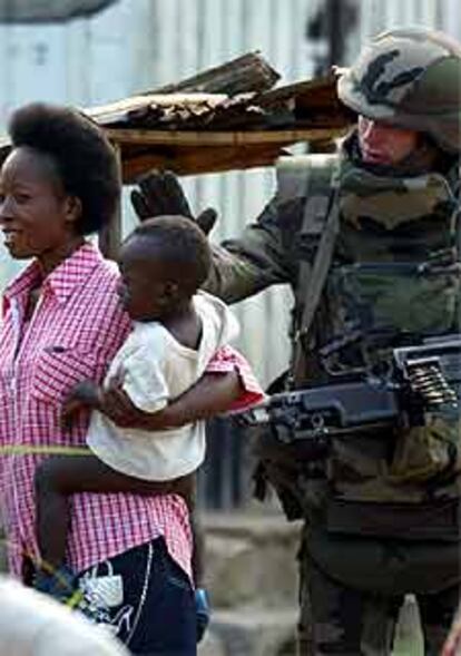 Un soldado francés, ayer en un control en Bunia.