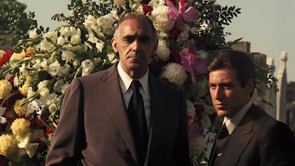 Tessio y Michael Corleone, en el entierro de don Vito.