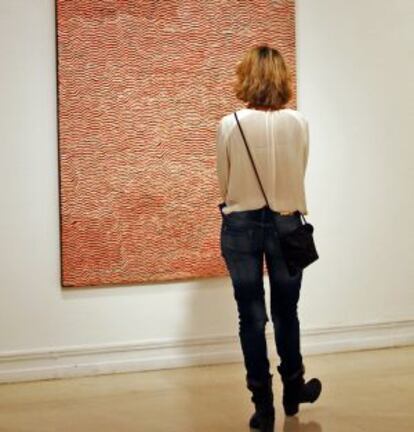Una obra de Willy Tjungurrayi, en la exposición 'Arte indígena contemporáneo en Australia'