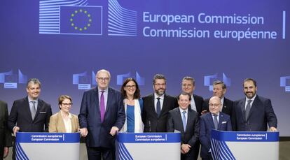 Los comisarios europeos de Agricultura, Phil Hogan, y Comercio, Cecilia Malmström (en el centro), rodeados de representantes de Brasil, Argentina, Uruguay y Paraguay en la presentación del acuerdo comercial UE-Mercosur en Bruselas el 28 de junio.