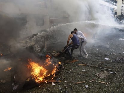 Un cuerpo calcinado entre los restos de un coche tras el atentado en Beirut.