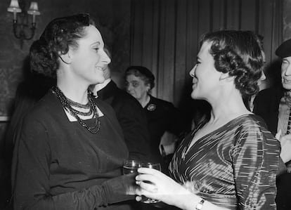 Elizabeth Taylor (1912-1975), a la izquierda, conversa con la escritora y crítica Pamela Hansford Johnson en una fiesta en Knightsbridge, el 1 de diciembre de 1954.