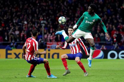 El delantero portugués del Lokomotiv de Moscú Éder (d) golpea el balón ante el defensa brasileño del Atlético de Madrid Renan Lodi durante el partido de la fase de grupos de la Liga de Campeones que se disputa esta noche el estadio Wanda Metropolitano. 