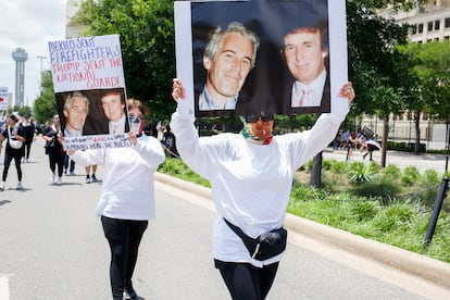 Dos mujeres marchan con una imagen en la que se ve a Trump y a Epstein, el pasado 14 de junio, en Dallas (Texas).