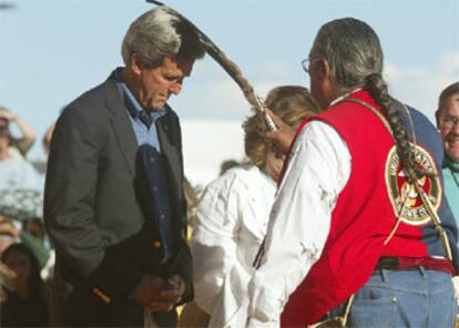 El candidato demócrata es bendecino hoy por Larry Anderson, presidente de la conferencia Intertribal de indios de EE UU durante una ceremonia en Gallup (Nuevo México).