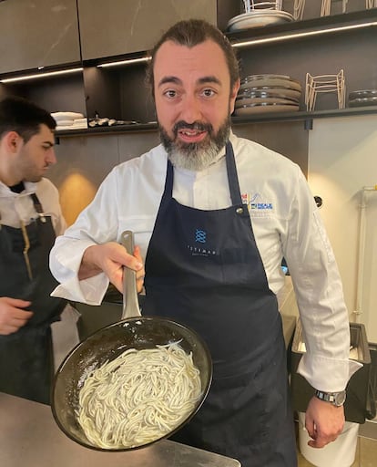 Rafa Zafra, con una sartén de angulas blancas en un pilpil de cocochas. J. C. CAPEL