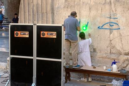 Labores de retirada con tecnología láser de las pintadas en el Panteón de Roma.