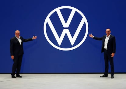 Ralf Brandstaetter, CEO de Volkswagen Passenger Cars y Juergen Stackmann, director de ventas y marketing de Volkswagen presentan el nuevo logotipo