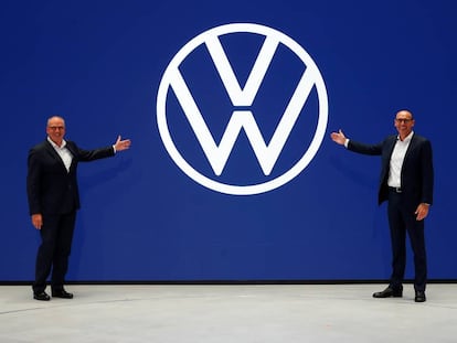 Ralf Brandstaetter, CEO de Volkswagen Passenger Cars y Juergen Stackmann, director de ventas y marketing de Volkswagen presentan el nuevo logotipo