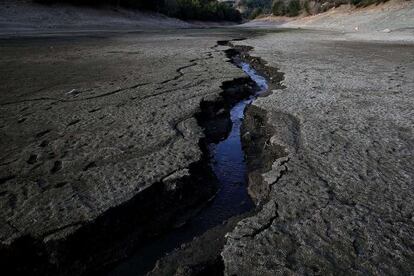 Um fluxo de água atravessa o fundo seco de um reservatório em San Jose, na Califórnia.