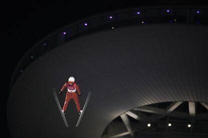 Jasper Good, de EE UU, salta durante la prueba de combinada nórdica en los Juegos Olímpicos de Invierno de 2018, en Pyeongchang (Corea del Sur), el 20 de febrero de 2018.