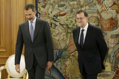 El rey Felipe VI recibe al presidente del Gobierno en funciones, Mariano Rajoy (d), en la segunda jornada de su ronda de contactos para buscar candidato a la investidura. 