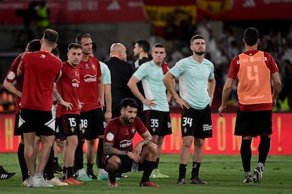 Los jugadores de Osasuna tras perder la final de la Copa del Rey.