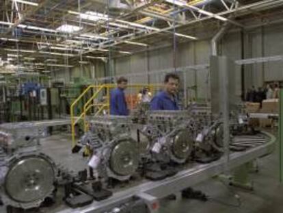 Unos operarios trabajan en la cadena de montaje de  motores Zetec, en la fábrica Ford, en Almusafes. EFE/Archivo