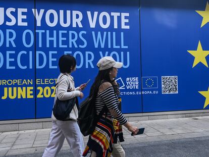 Dos mujeres pasan junto a una publicidad que anima a votar en las elecciones europeas, el 21 de mayo en Dublín.
