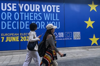 Dos mujeres pasan junto a una publicidad que anima a votar en las elecciones europeas, el 21 de mayo en Dublín.