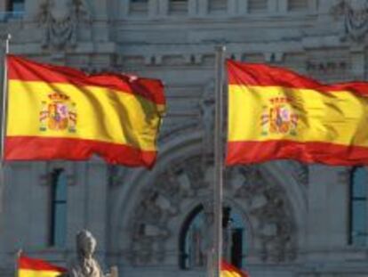 Banderas espa&ntilde;olas en la Plaza de Cibeles de Madrid. 