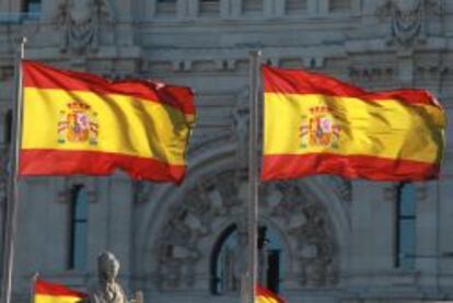 Banderas espa&ntilde;olas en la Plaza de Cibeles de Madrid. 