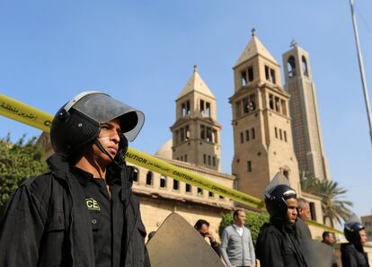 Al menos 25 personas han muerto y 31 han resultado heridas como consecuencia del atentado perpetrado en la catedral copta de El Cairo. En la imagen, miembros de la policía vigilan el exterior del templo.
