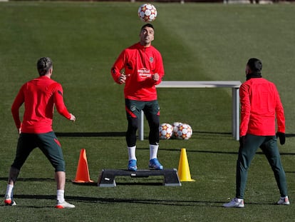 Luis Suárez controla el balón de cabeza ante la mirada de Rodrigo de Paul y Correa en el último entrenamiento del Atlético previo al partido de este martes con el Oporto.