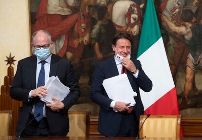 El primer ministro italiano, Giuseppe Conte (derecha), junto al ministro de Economía Roberto Gualtieri durante la presentación del paquete de medidas.