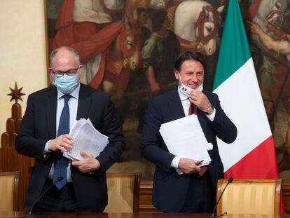 El primer ministro italiano, Giuseppe Conte (derecha), junto al ministro de Economía Roberto Gualtieri durante la presentación del paquete de medidas.