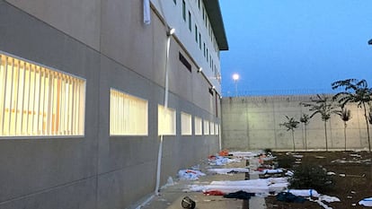 Objetos arrojados por migrantes al patio de la futura cárcel de Archidona.
